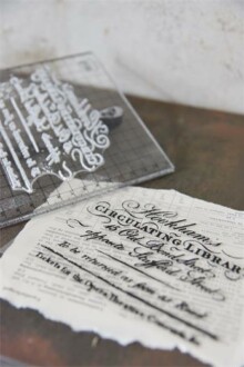 Tampon de décoration "Texte Hookman's" - 10 x 14 cm - Réf. 702022 Tampon de décoration "Texte Hookman's" - 10 x 14 cm - Réf. 702022 - Exemple réalisation