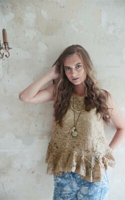 Top "Pure Glory" - Rose antique brun - 100% dentelle de coton - Large volant en bas et beau col dentelle à l'encolure. Uniquement disponible en taille S - Réf. 91028-54 Top "Pure Glory" - Rose antique brun - 100% dentelle de coton - Large volant en bas et beau col dentelle à l'encolure. 91028-54