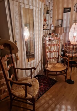 Armoire et deux fauteuils osiers Vélo Rouge