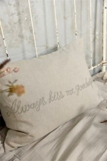 Housse de coussin "Always kiss me ..." - 50 x 70 cm - 100% lin - Réf. 750870 Housse de coussin "Always kiss me ..." - 50 x 70 cm - 100% lin - Réf. 750870