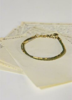 Bracelet vert et or- Perles de verre - Fil de coton - Zinc - Fer -18cm - Réf. 904022 Bracelet vert et or- Perles de verre - Fil de coton - Zinc - Fer -18cm - Réf. 904022